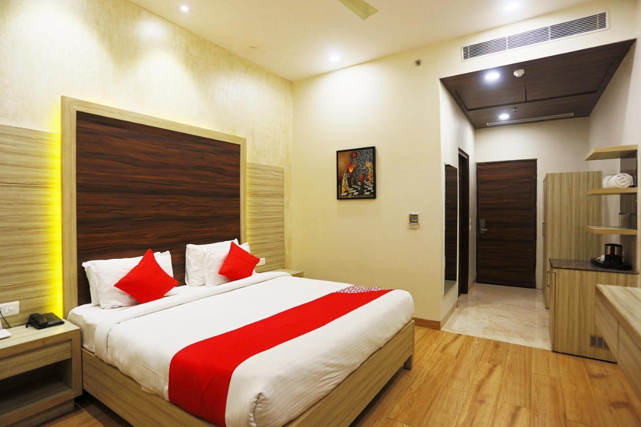 Hotel Capital O Green Palms Near Jhilmil Metro Station Nueva Delhi Exterior foto